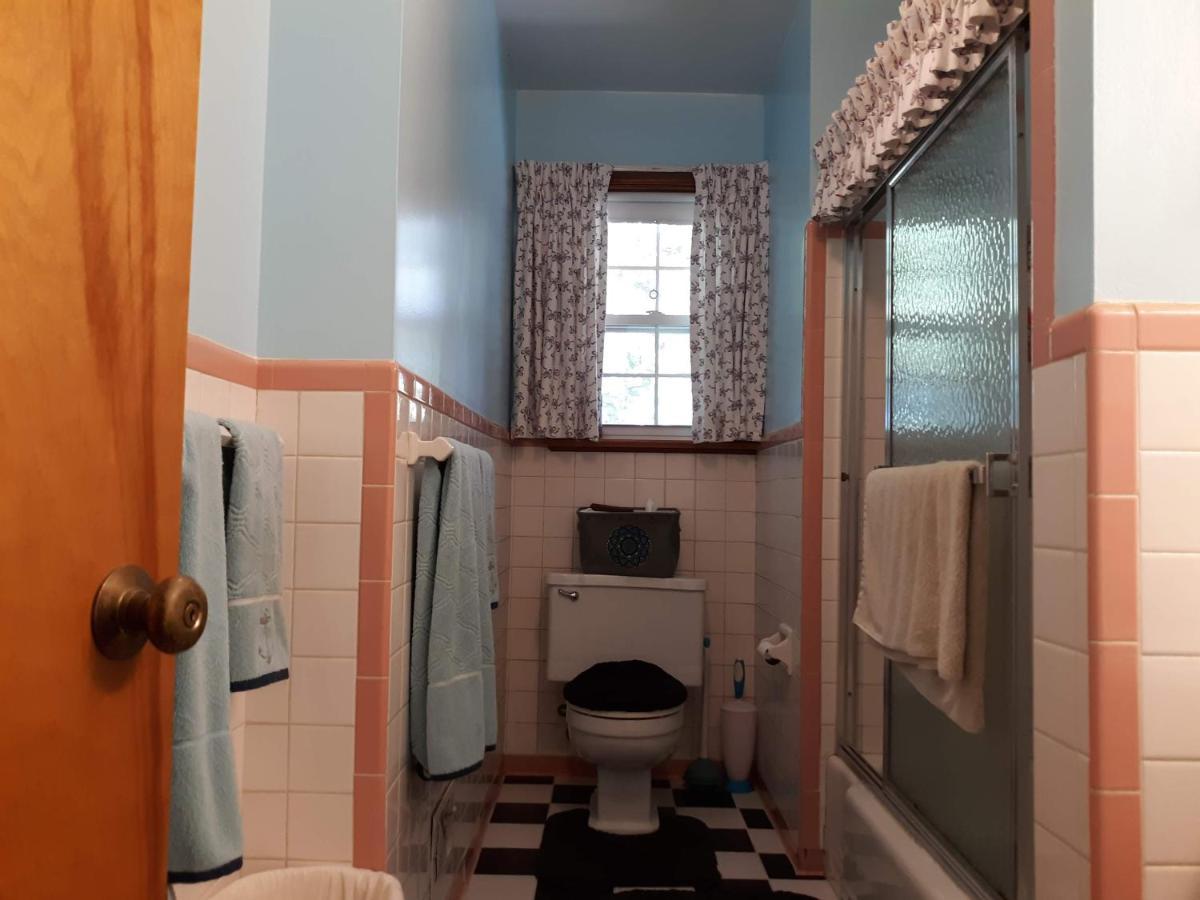 Quiet, Clean House W/ Steel Balls Bed & Breakfast Richmond Bagian luar foto