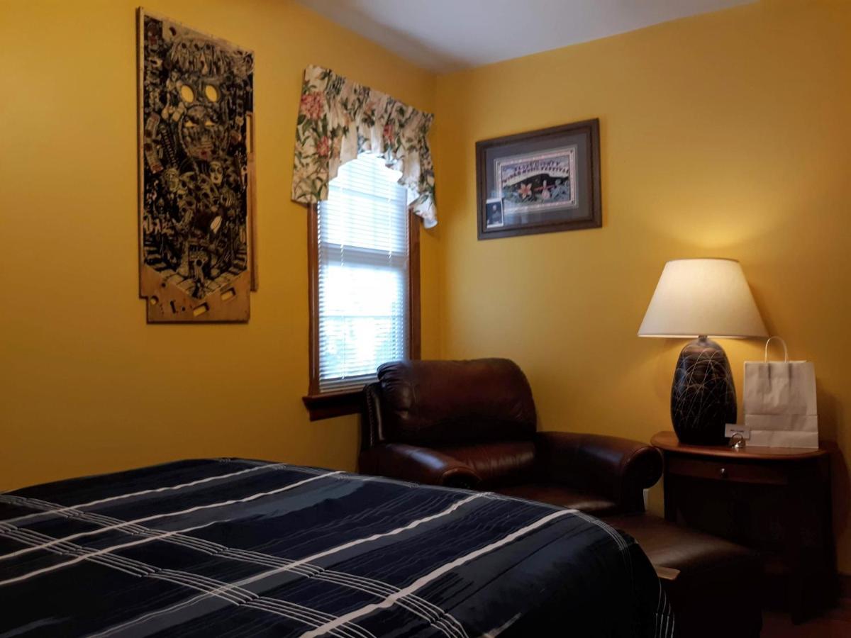 Quiet, Clean House W/ Steel Balls Bed & Breakfast Richmond Bagian luar foto